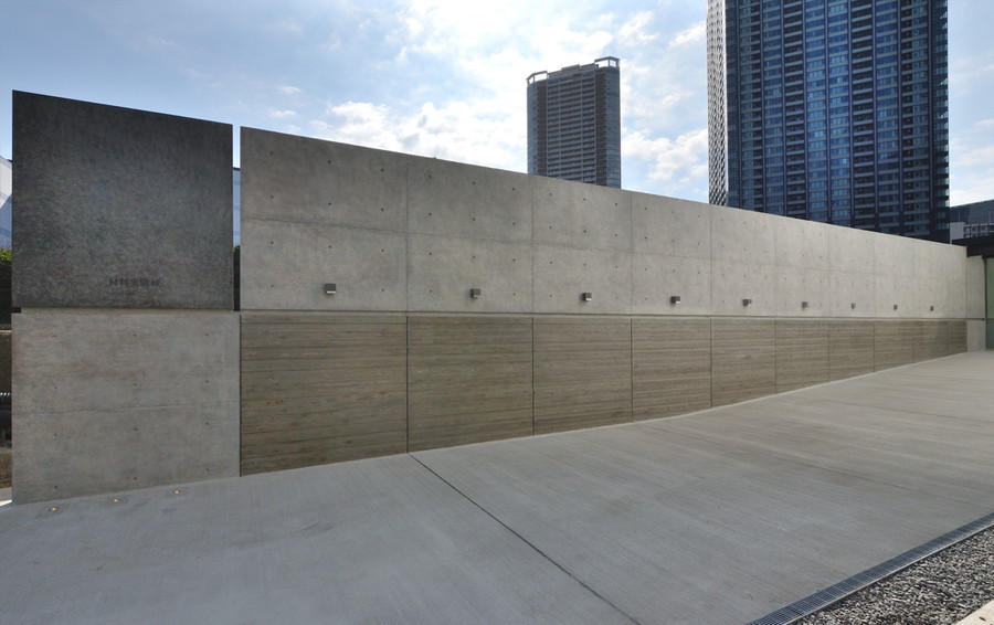 Monument wall consisting of various kinds of concrete