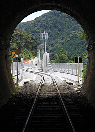 Gentle curve of the Amarube Bridge that connects to the tunnel(new bridge)