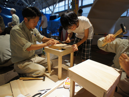 2012年7月28日と8月4日、東京木工場内にて、昨年に引き続き親子木工教室（昨年の様子）を開催しました。