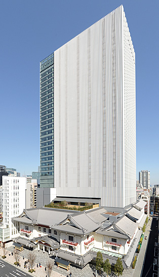 The fifth-generation Kabukiza, preserving the appearance of the fourth-generation building while adding the latest advancements in office towers