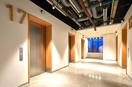ポリッシュコンクリート仕上げの床が美しい基準階エレベーターホール