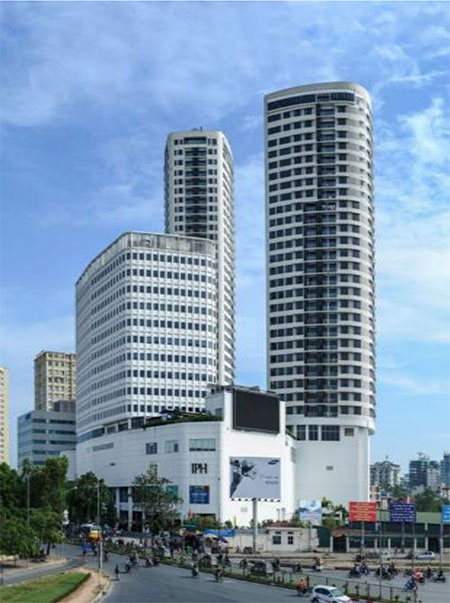 Exterior view of INDOCHINA PLAZA HANOI.The commercial facilities and offices are on the left, and the two residential sections are on the right.