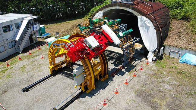 (一社)日本建設機械施工協会施工技術総合研究所の実験ヤード内に設置したエレクター(手前)と形状保持装置