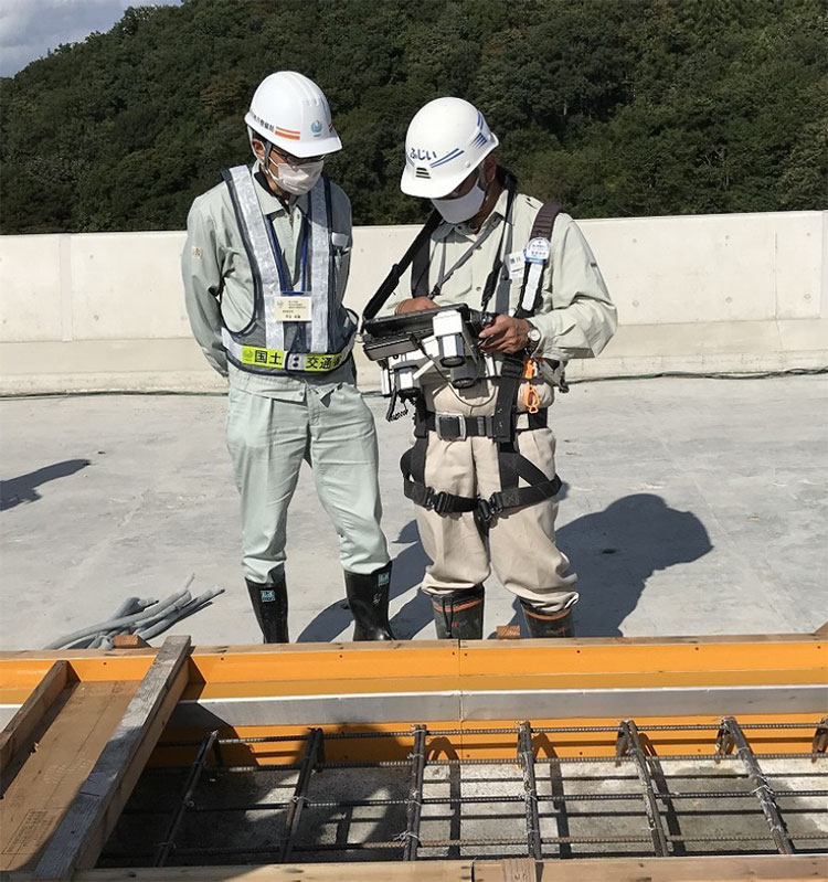東根川橋上部工工事における3眼カメラ配筋システムの使用状況（発注者による立会配筋検査の様子）