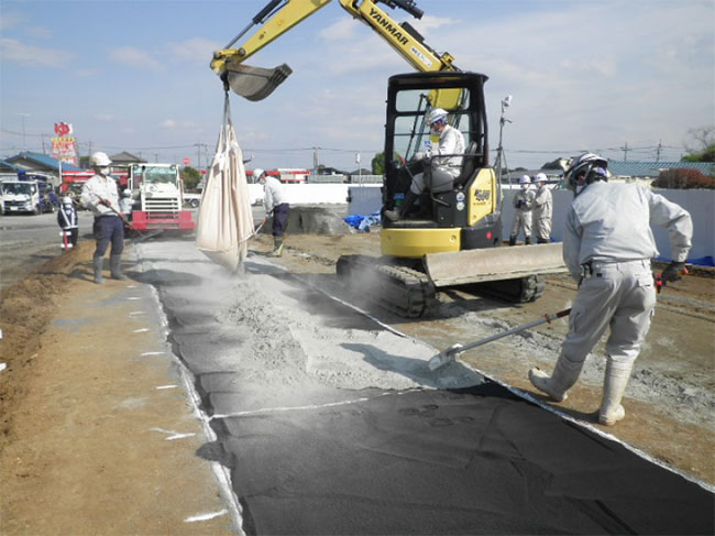 溶融スラグ、バイオ炭、セメント系固化材の敷き均し状況