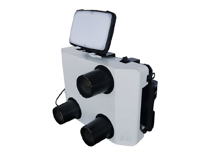 3眼カメラ配筋検査システム「写らく」写真はオプション（LED照明）装着時
