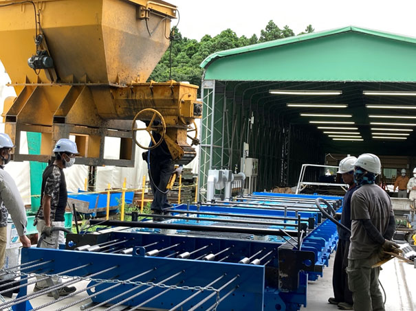 PC道路橋床版のコンクリート打設状況