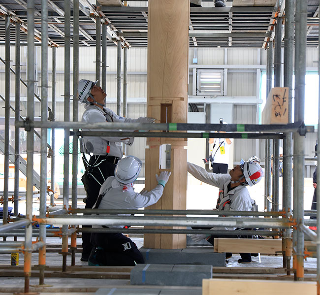 首里城正殿1階中央部の礎石上に建て込まれた桧柱