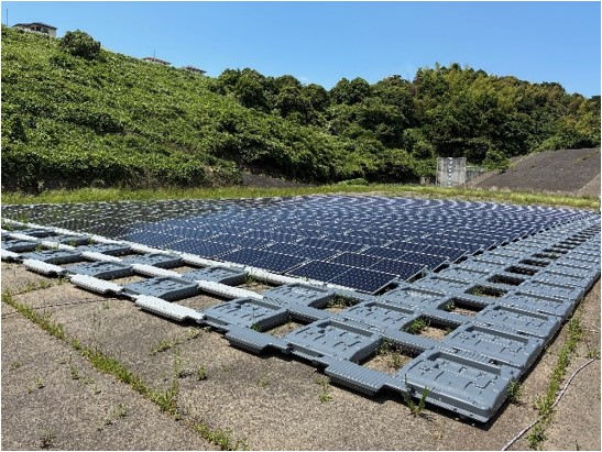 ソーラーパネルの現場設置状況の写真