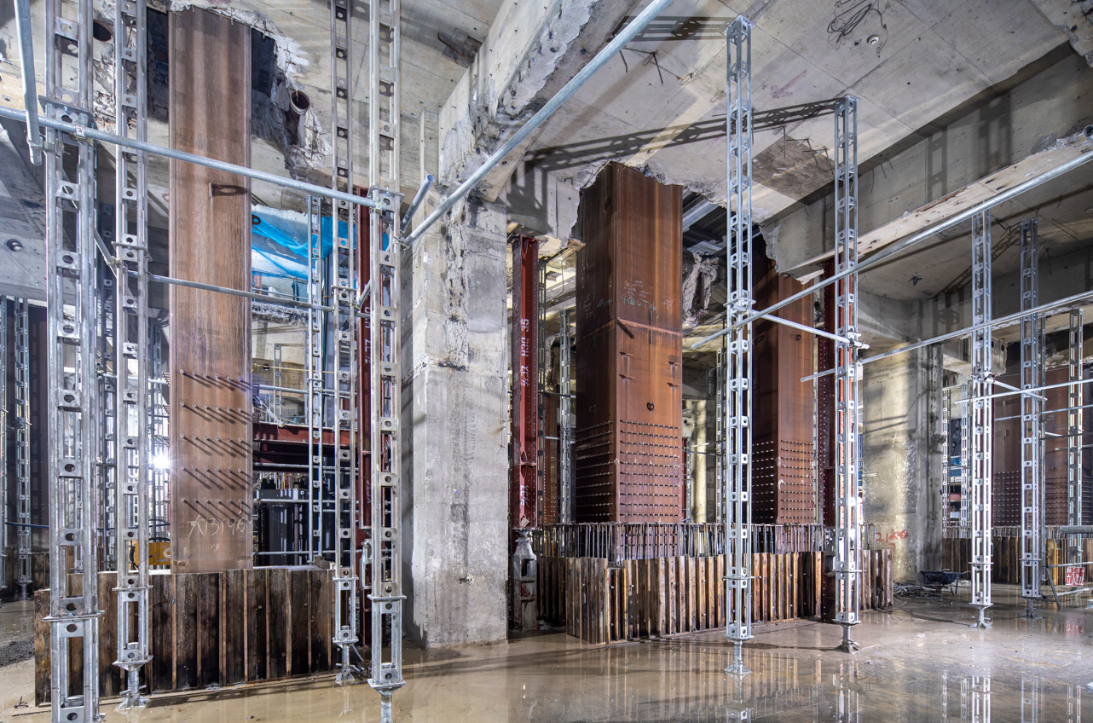 新築柱の建て込みと下部基礎補強が完了した写真