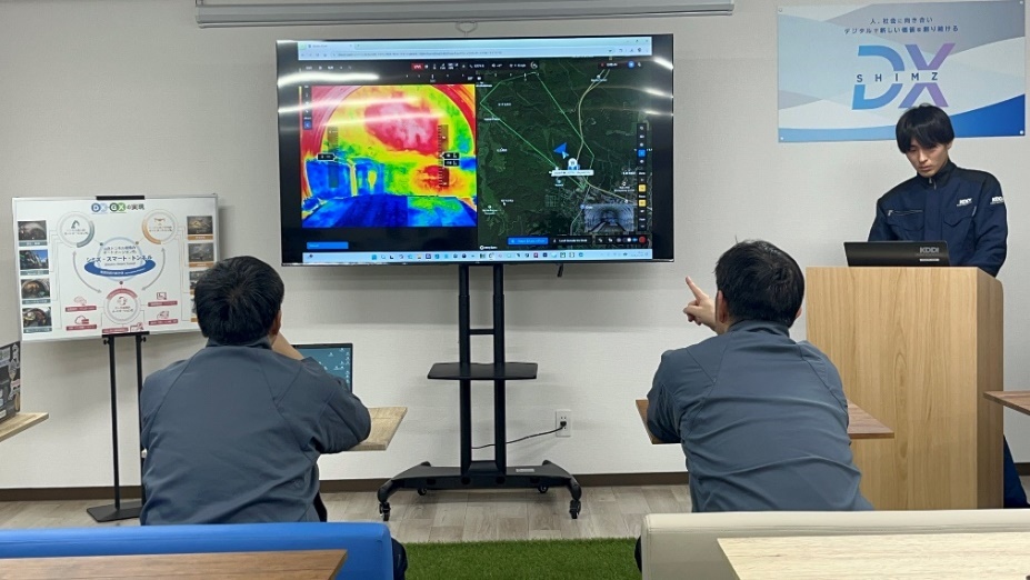 大沼トンネル峠下工区新設工事インフォメーションセンターから遠隔操作する様子