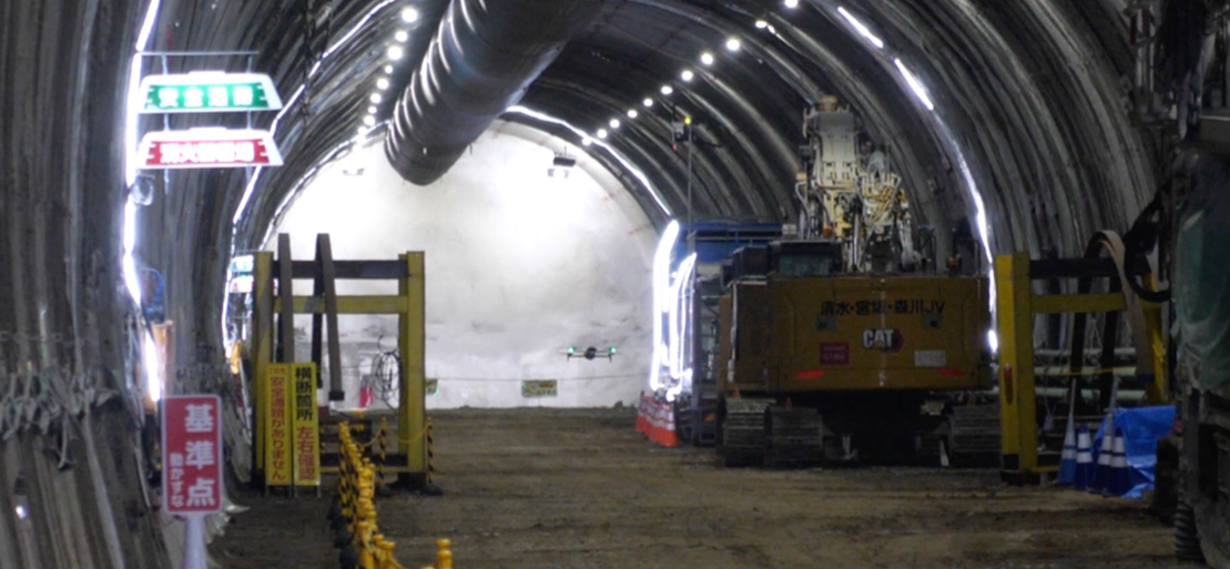 トンネル坑内を巡回中のSkydio X10