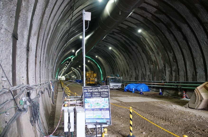 トンネル坑内に設置されたau Starlink Station