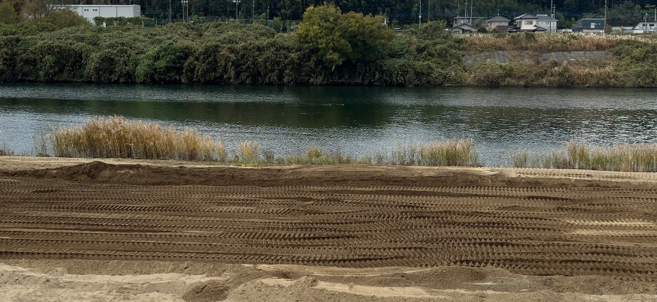 土砂山の敷き均しの写真2
