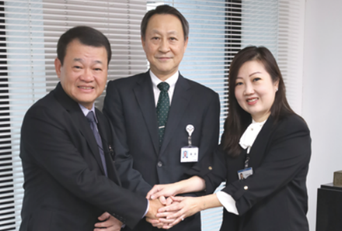 Grandwork社の経営陣と握手を交わす藤田グローバル事業本部長（中央）