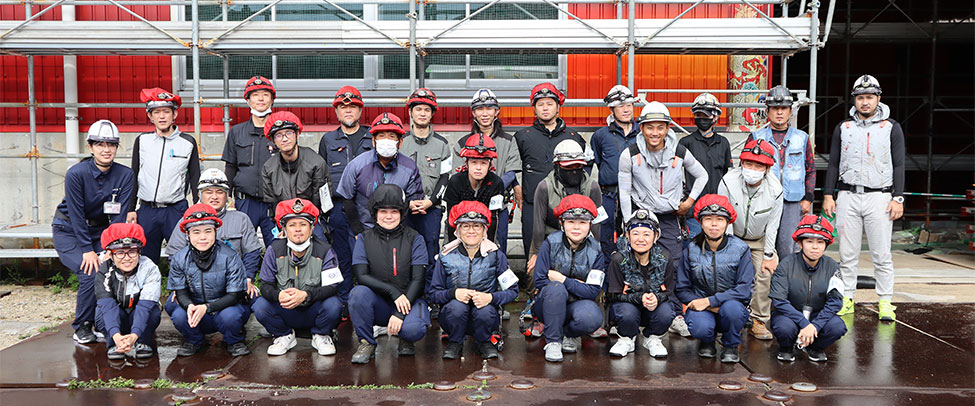 塗装工事にあたった沖縄県立芸術大学卒業生と沖縄県工芸振興センター卒業生