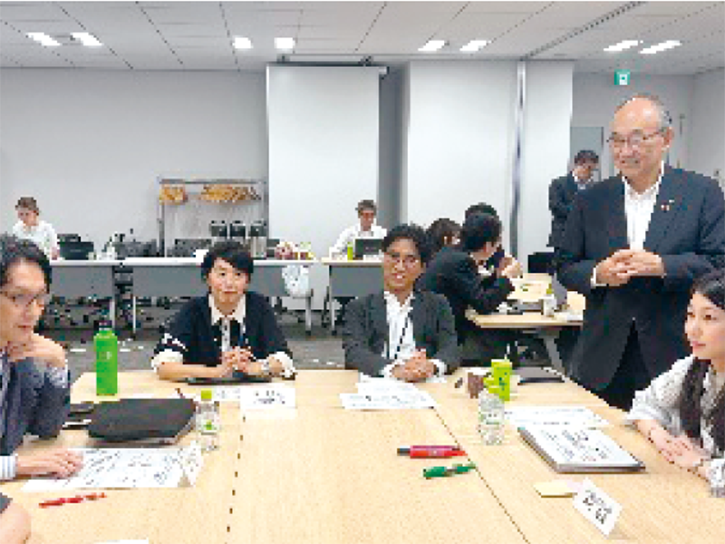 参加者の議論に耳を傾ける井上会長