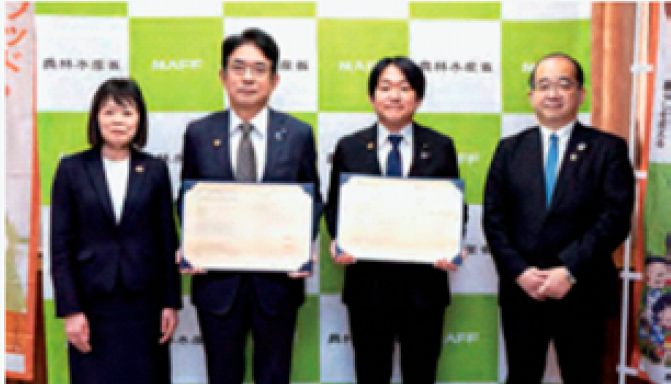 山下副大臣と新村社長が協定書に署名