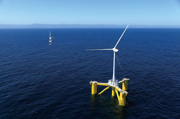 浮体式洋上風車（経済産業省委託事業「福島浮体式洋上ウィンドファーム実証研究事業（2022年撤去）」写真提供：福島洋上風力コンソーシアム）