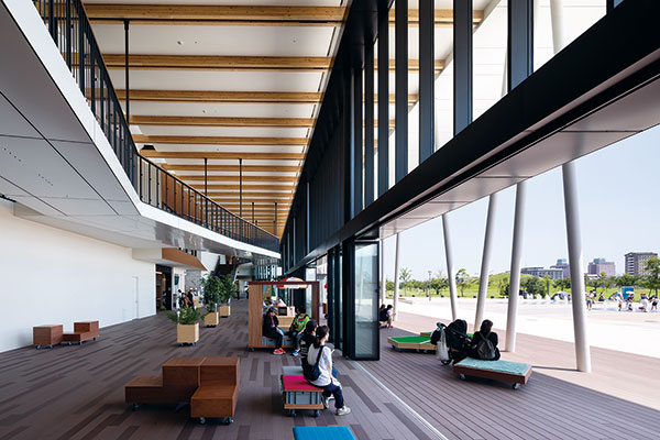 The furniture in the communication corridor becomes part of the park when the windows are open. An aerial ramp without steps was built for the upper section.