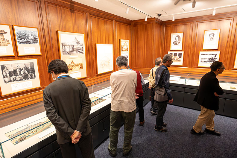 清水建設の歴史に関する展示を見学