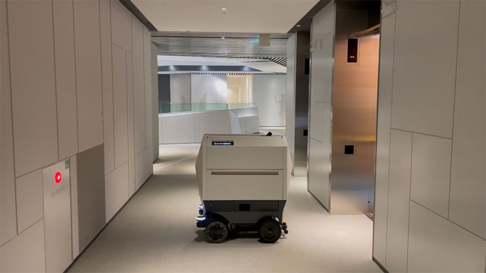 Autonomous operating platform allows the robot to link to elevators and automatic doors