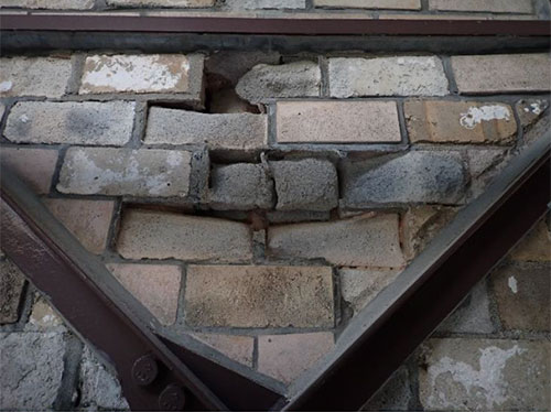 Comparison of bricks before and after repairing（broken bricks on the north face of the south furnace smokestack）