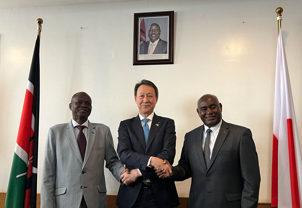 Vice Presidents of both universities and Executive Managing Director Fujita (center)