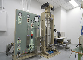 Triaxial compression machine for testing soft rock (in a thermostatic laboratory)