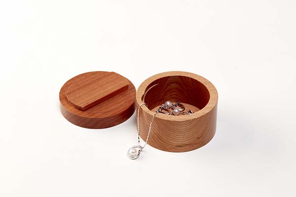 An example of a gift to shareholders made of wood