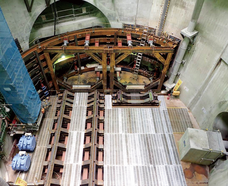 Reaction wall（center）receiving the thrusting force of the shield machine. No. 2 Tachiaigawa River Trunk Sewer is shown at rear left.