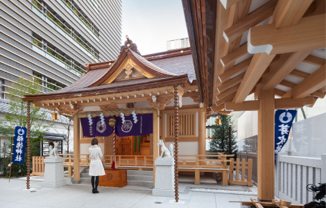 Looking at the sanctuary from within the grounds of the Fukutoku Shrine