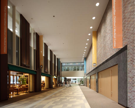 The bright, open hospital mall provides a common entrance hall for both hospitals.