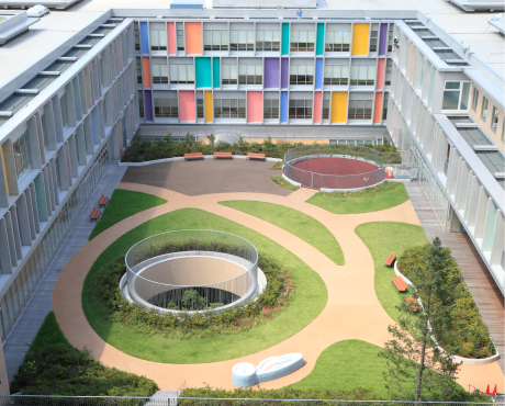 The Oka no Hiroba rooftop garden in the Children's Medical Center makes even the wards on the higher floors seem not so high.