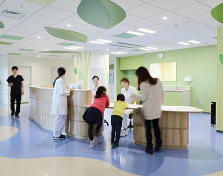 Pediatric ward with wide-open views based on a forest theme