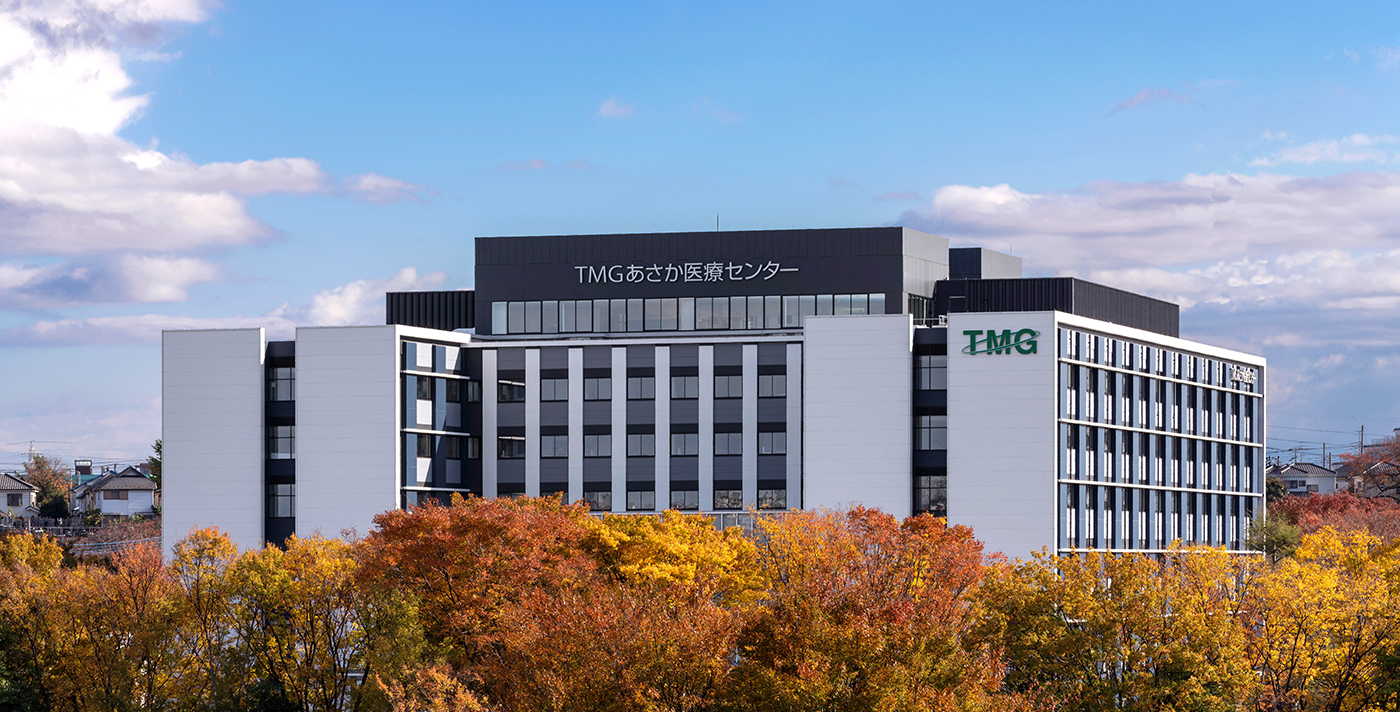 The TMG Asaka Medical Center, a 446-bed acute care hospital, was relocated to the site of a former university campus that is lush with greenery in Asaka City, Saitama Prefecture. It opened for business early in 2018.<br>A typical acute care hospital requires around 80 m2 of space per bed. However, we were able to achieve high space efficA Public Hospital that Utilized iency of 57 m2 per bed at the medical center by incorporating as many functions as possible within the limited budget.

