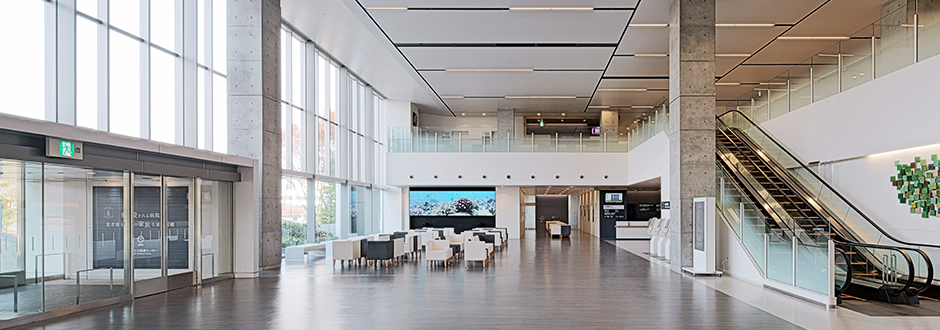 Waiting hall with a bright, open two-story atrium