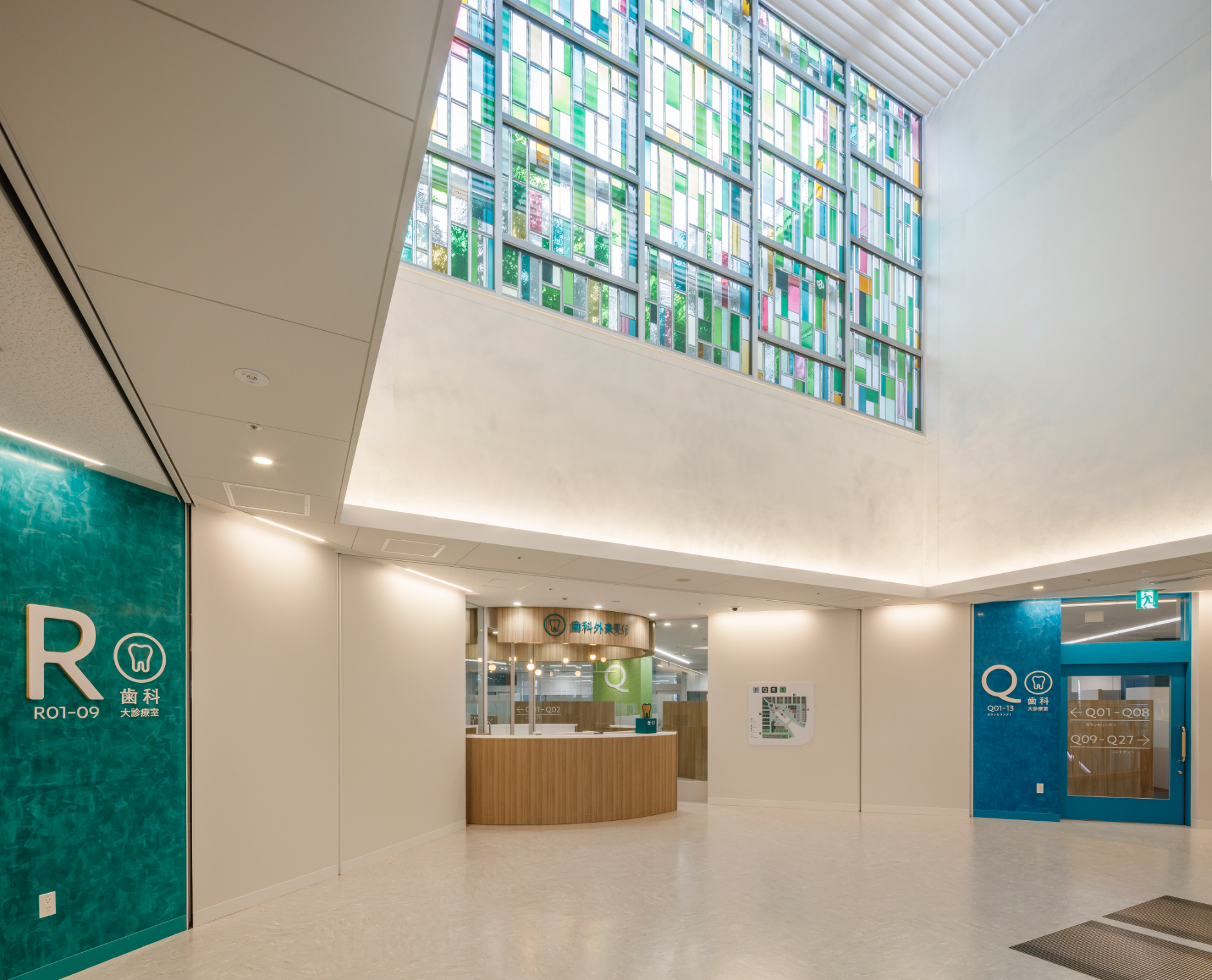 Stained glass in the upper part of the entrance calms patients.