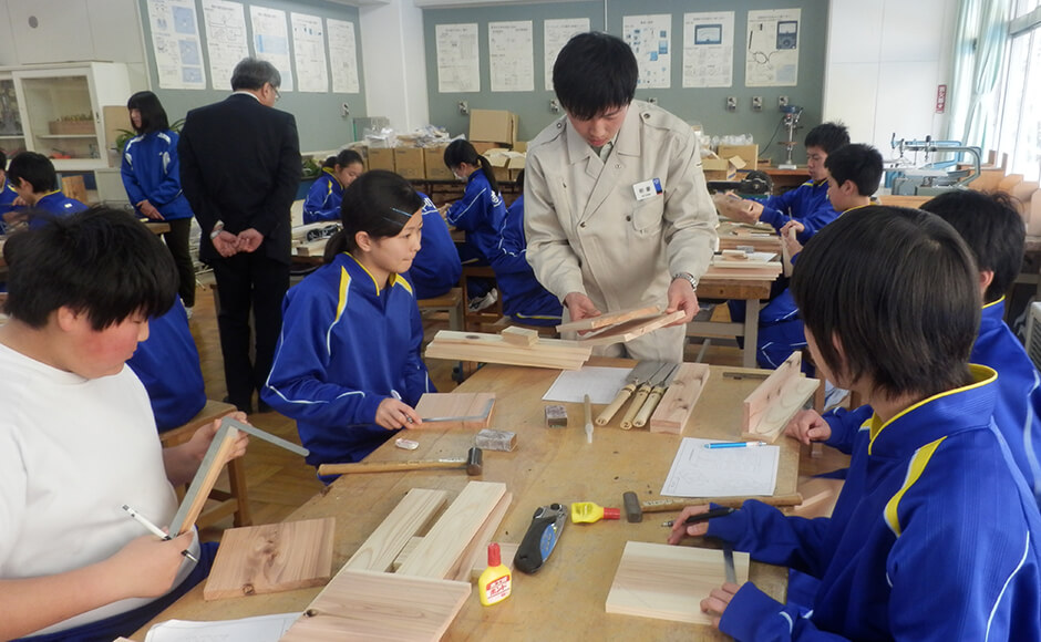 A woodworking class held at Shizugawa Jr. High School. Young Shimizu employees taught the class.
