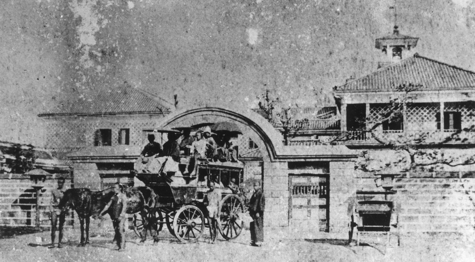Stagecoach stopped at the entrance of Tsukiji Hotel(photo taken around 1870)