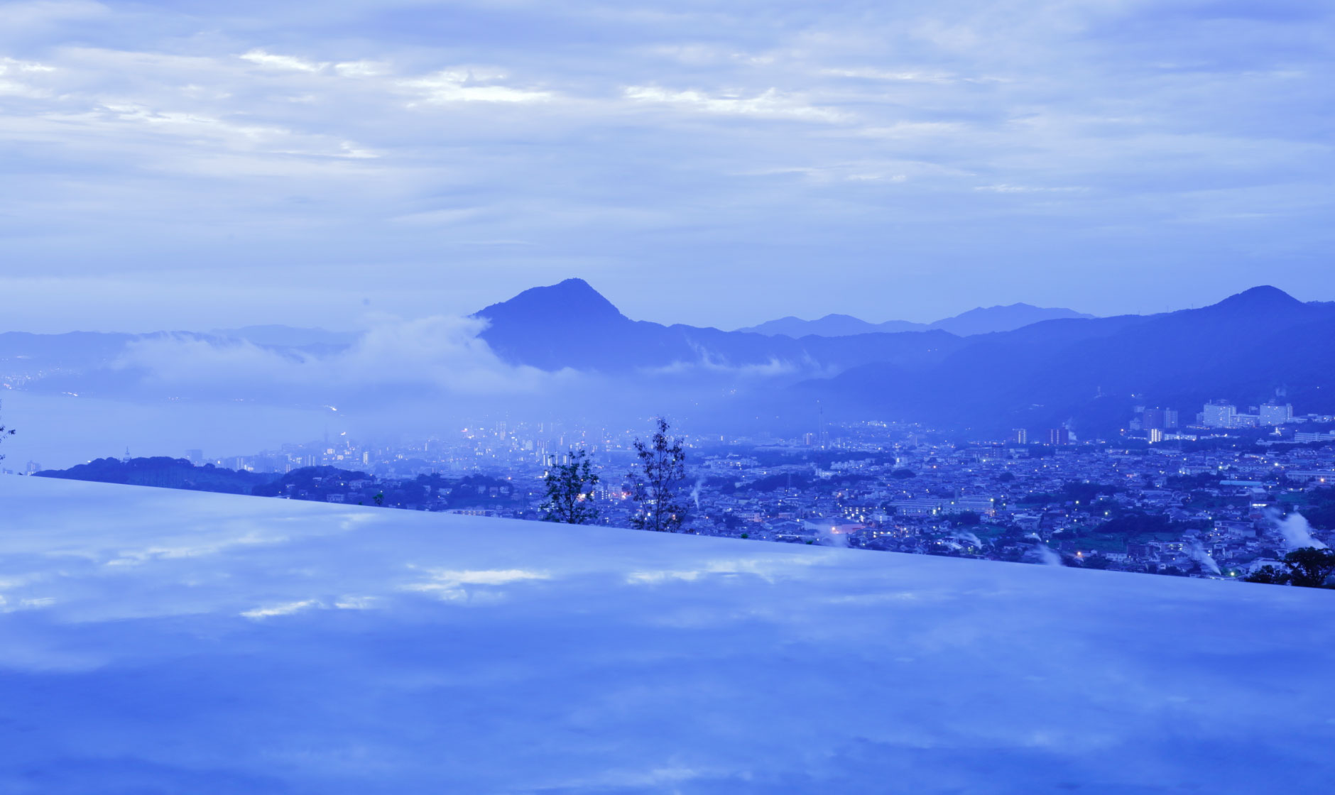 Looking out on Beppu Bay and the townscape from the pool’s edge