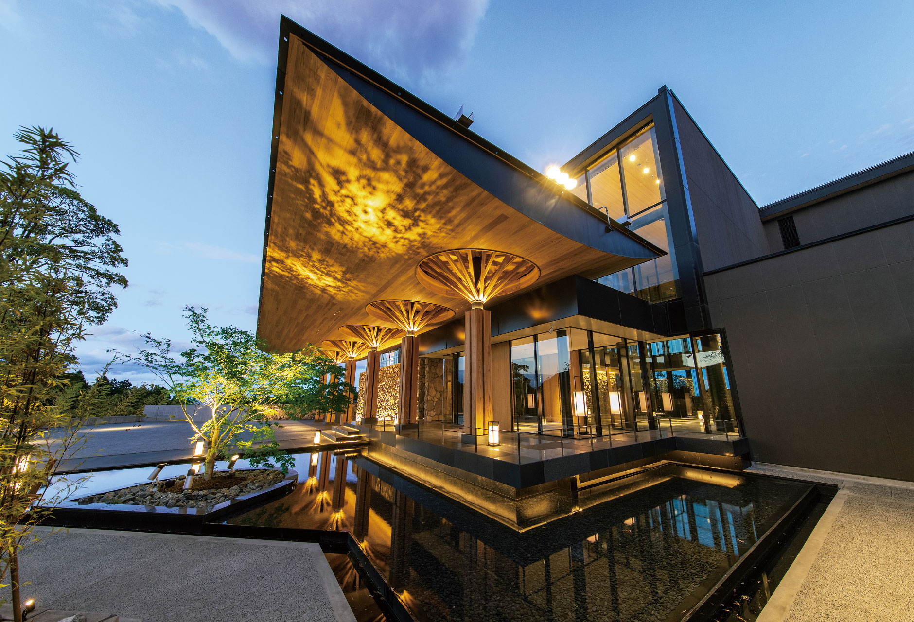 Porte Cochere built of local materials such as Hita cedar produced in Oita Prefecture and Beppu stone quarried in Beppu