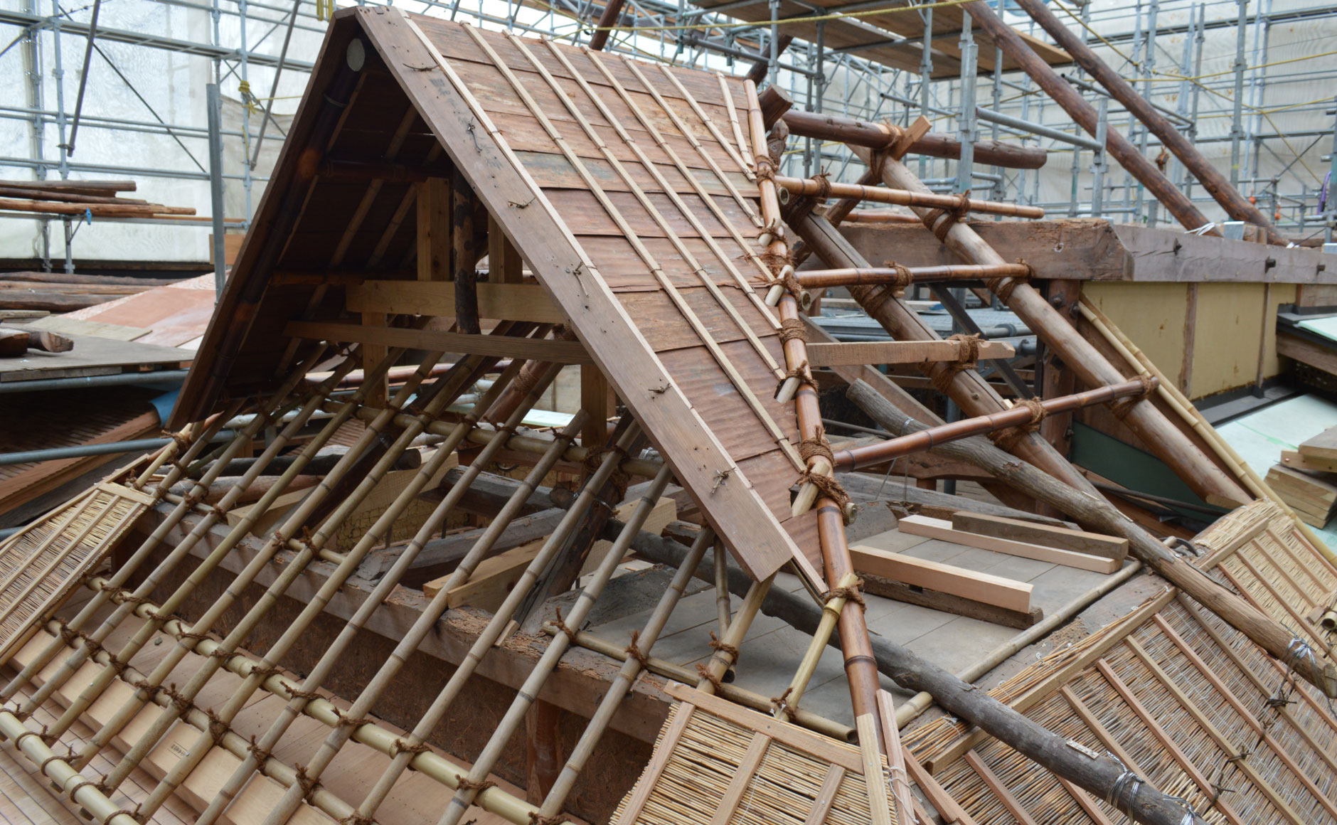 Repair work on the roof of Kanden-an