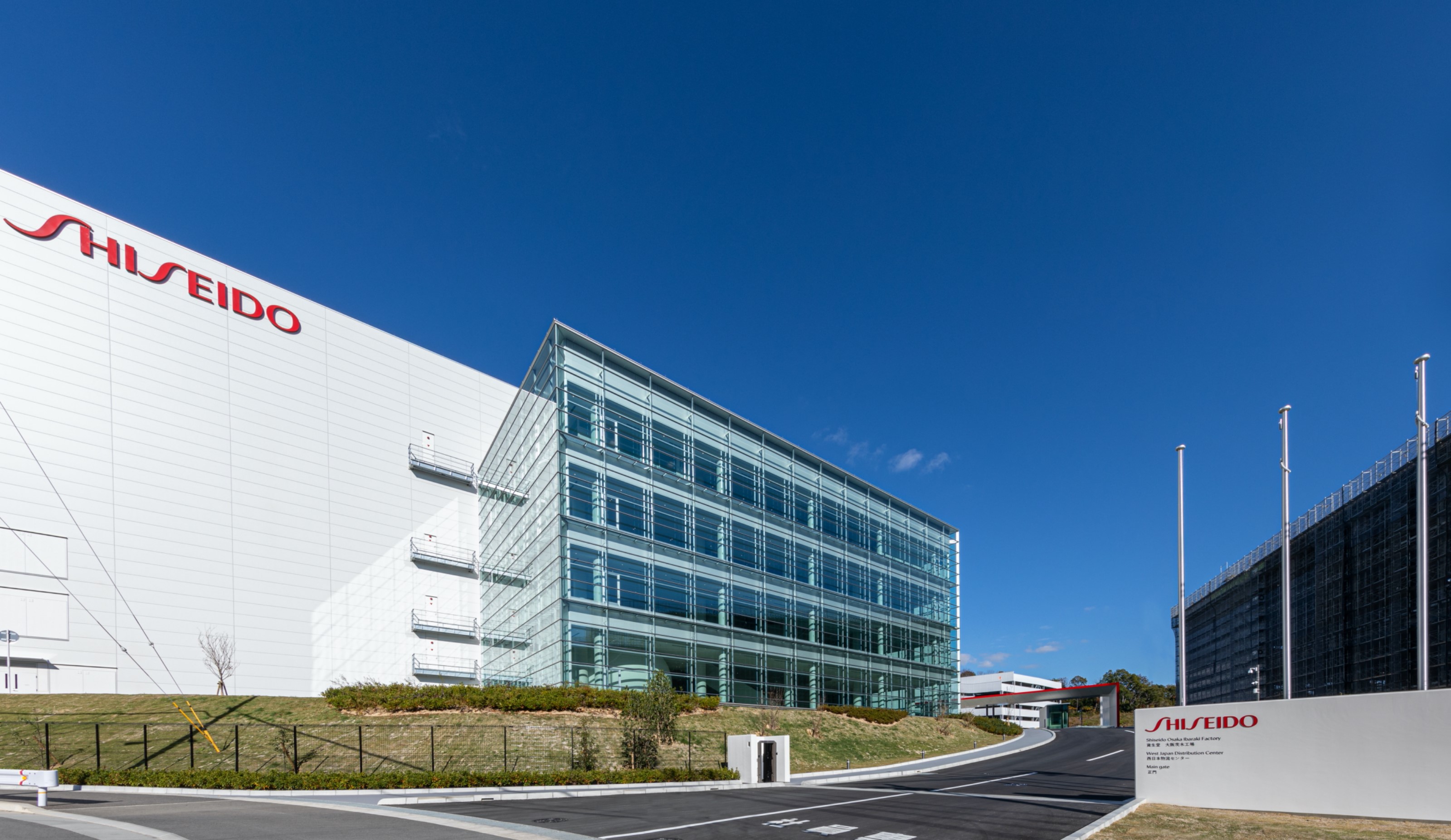 Production and Logistics Facilities of Today Working with the client to achieve a factory that creates beauty Shiseido Osaka Ibaraki Factory 