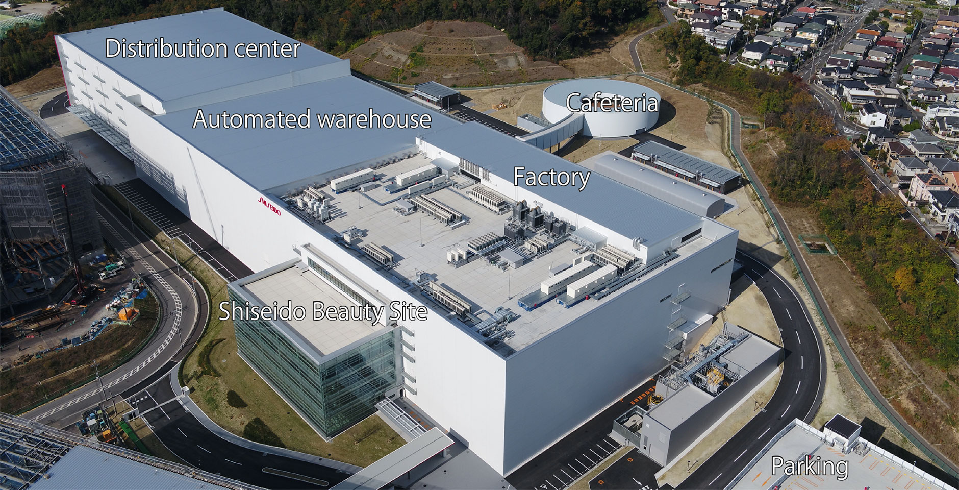 The single edifice includes a factory, an automated warehouse, and a distribution center. Shiseido Beauty Site adjoins the façade of the building, while a cafeteria is attached at the rear. The elevation difference between the front and rear is 13.5 m. 