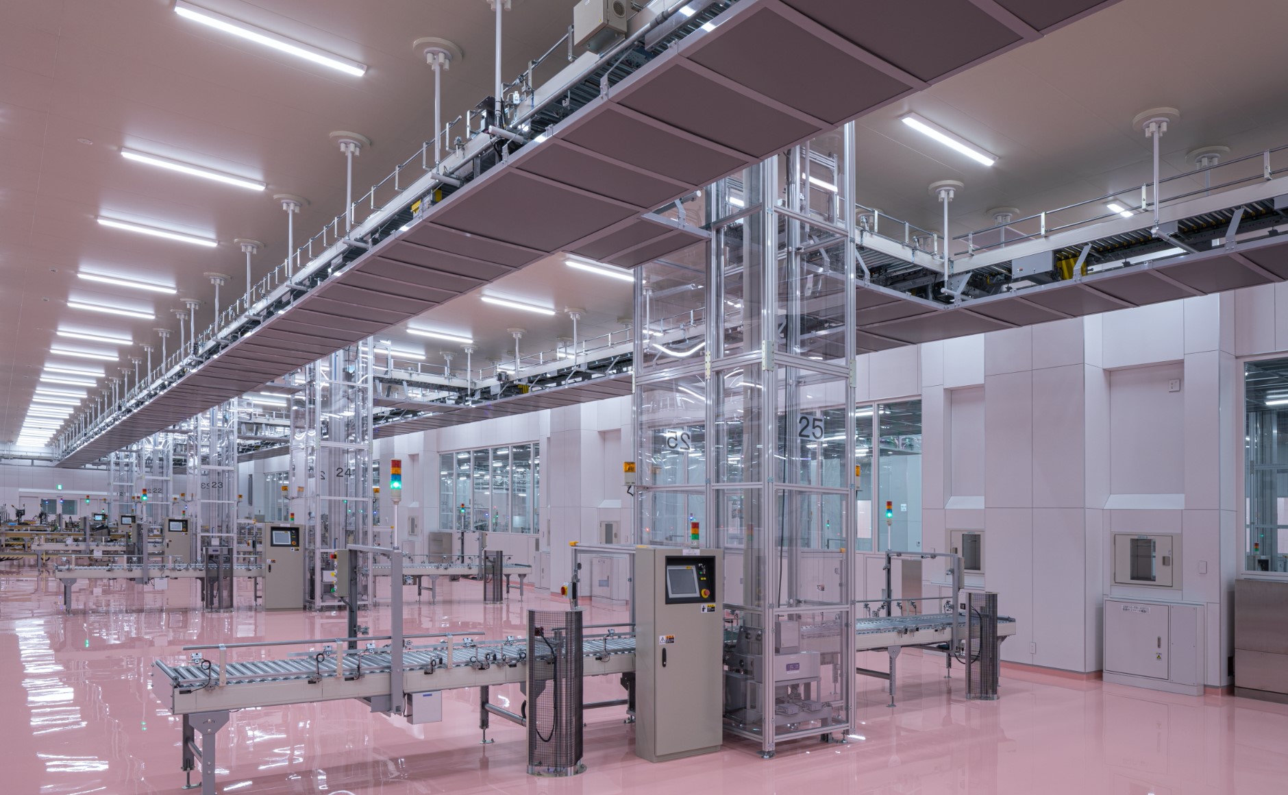 The bottling area on the fourth floor of the factory has a pink floor, creating an aesthetic that befits cosmetic producer. Visitors can observe from the other side of the windows.
