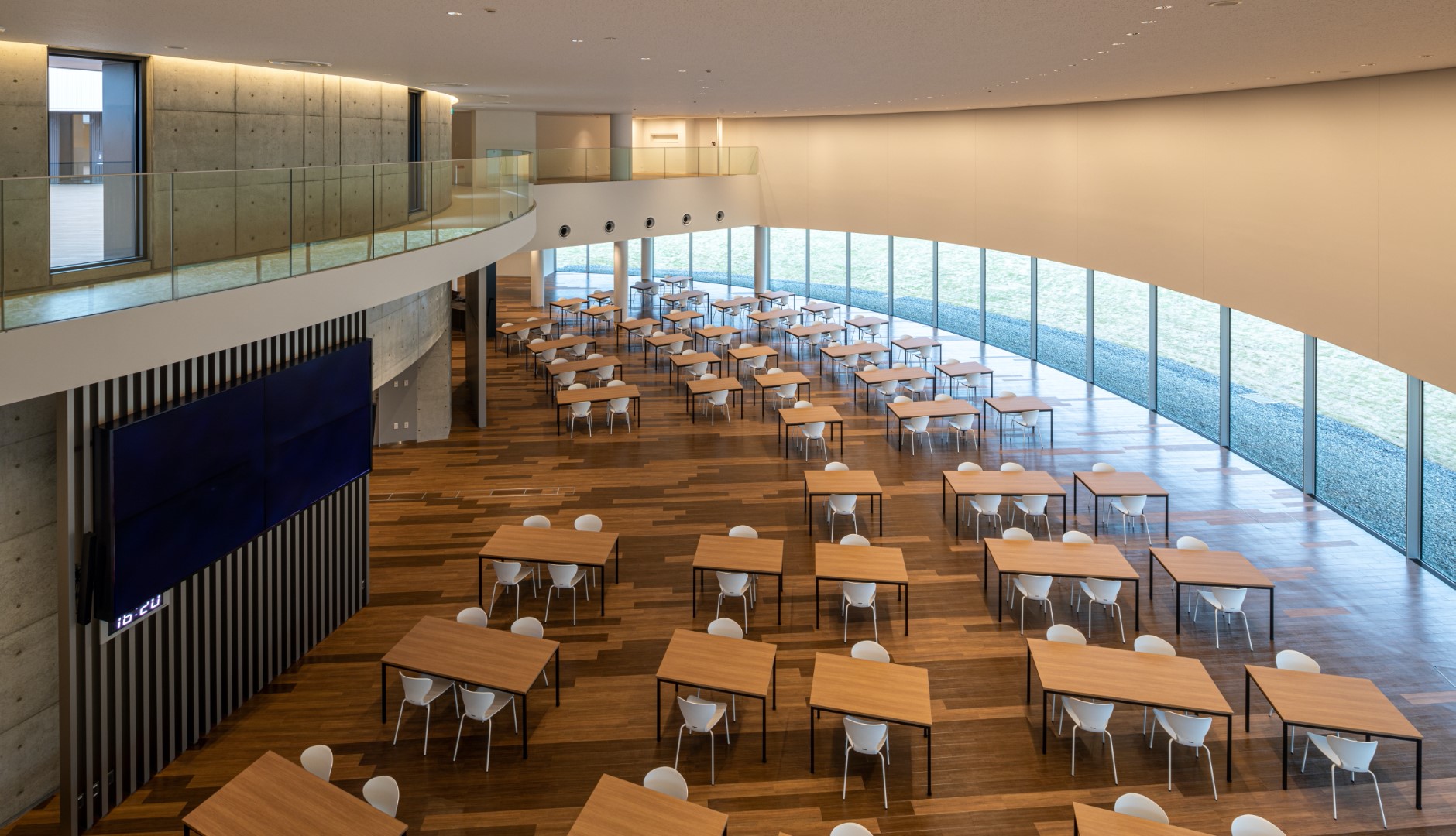 Across a 37 m long area, the cafeteria offers views of a wide-angle view of greenery. This atrium design creates a sense of spaciousness and freshness.