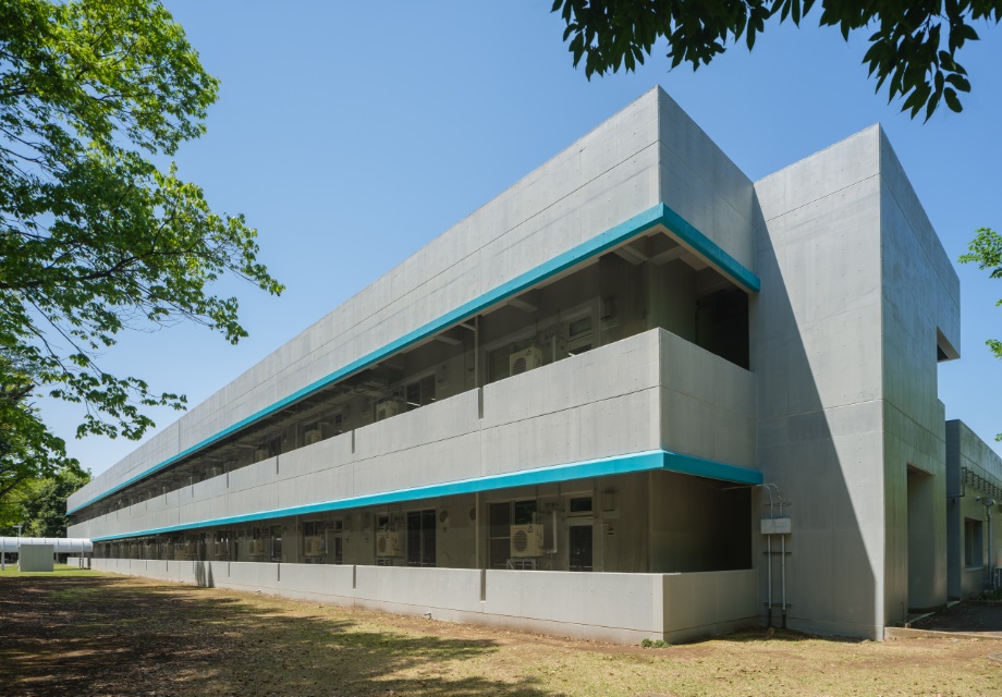 4A building（left）and Chemistry lab in the building（right）. The excellent energy conservation performance of the existing building was combined with the latest energy-saving technologies.