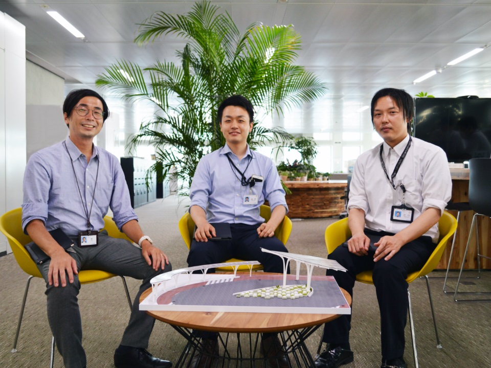 From the left, Yasuto Tani, Shingo Yamaguchi, and Manabu Kawaguchi from the design headquarters, who were in charge of the project 