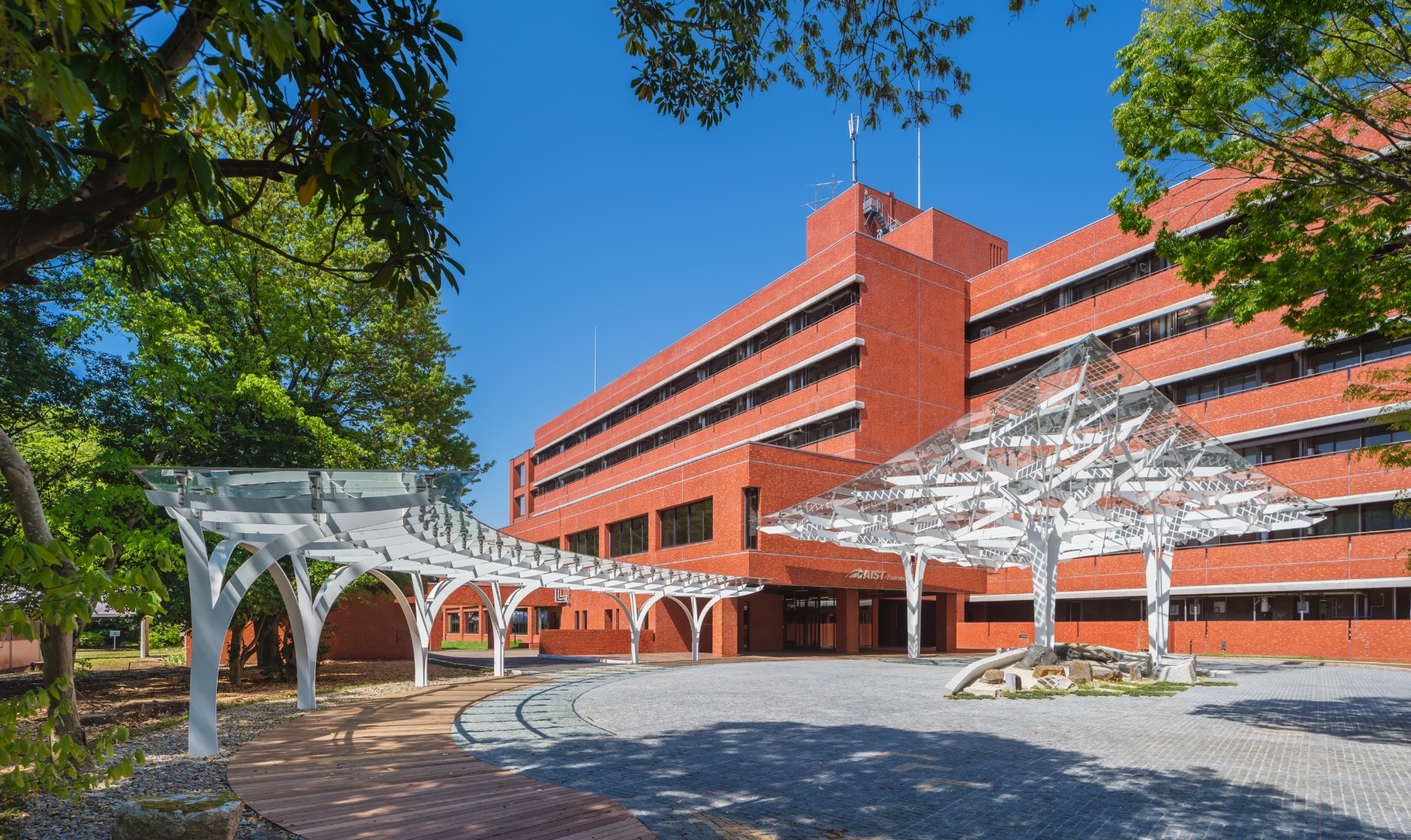 A tree-shaped entrance canopy was installed in front of the main building to portray research progress and growth as a symbol of a carbon-free society 